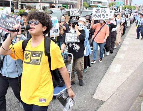 赤旗「斎藤知事辞めろ　神戸　市民１４００人デモ」